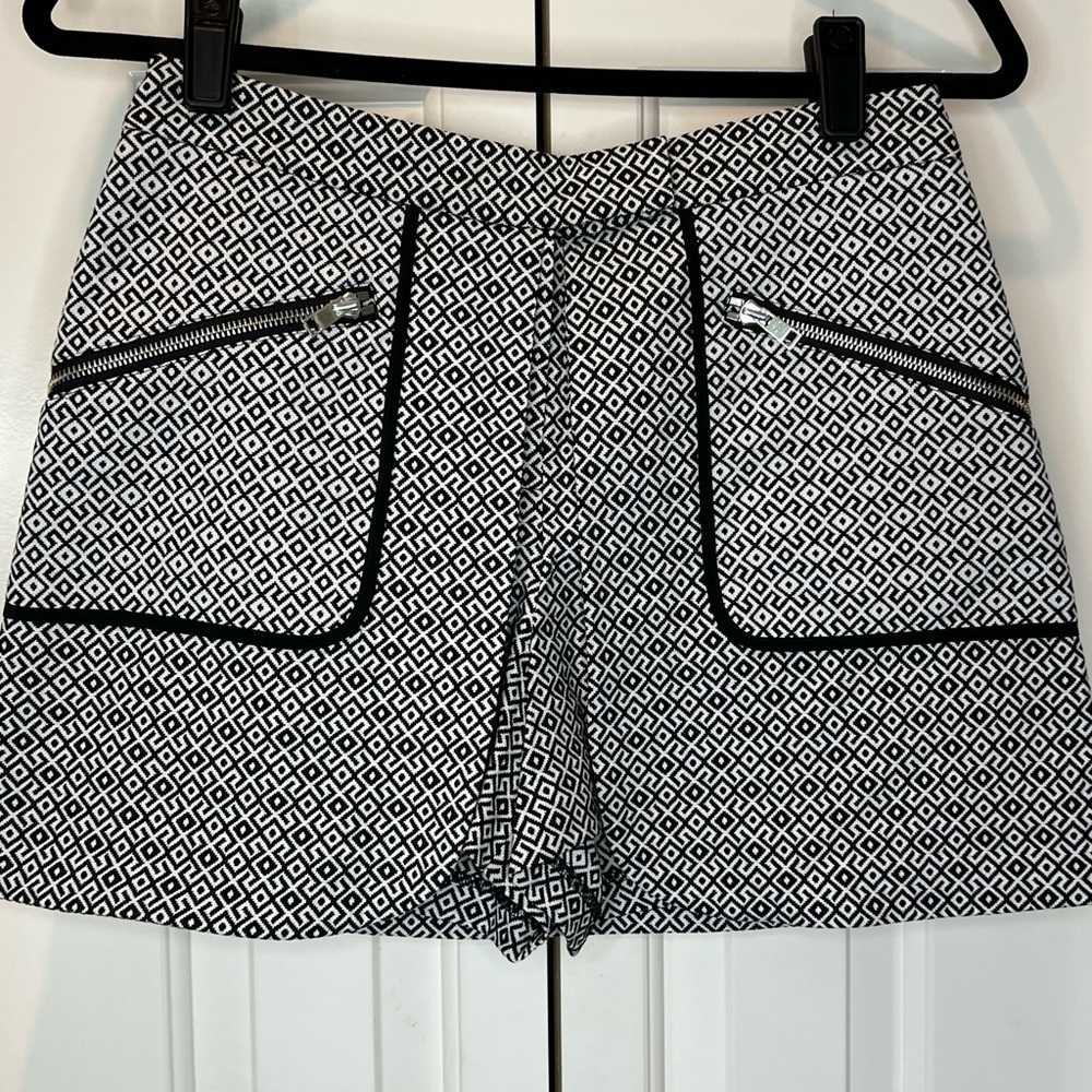 INTERMIX LADIES GEOMETRIC PRINT SKORT SIZE MED